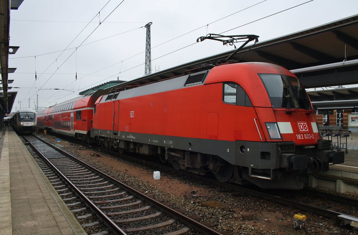 182 023-2 steht am 5.2.2017 mit dem RE1 (RE4309)  Hanse-Express  von Hamburg Hauptbahnhof im Rostocker Hauptbahnhof.