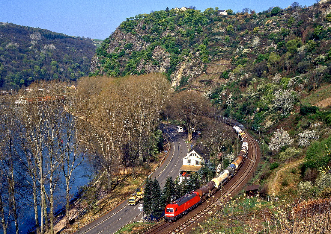 182 023 an der Loreley, 06.04.2002.