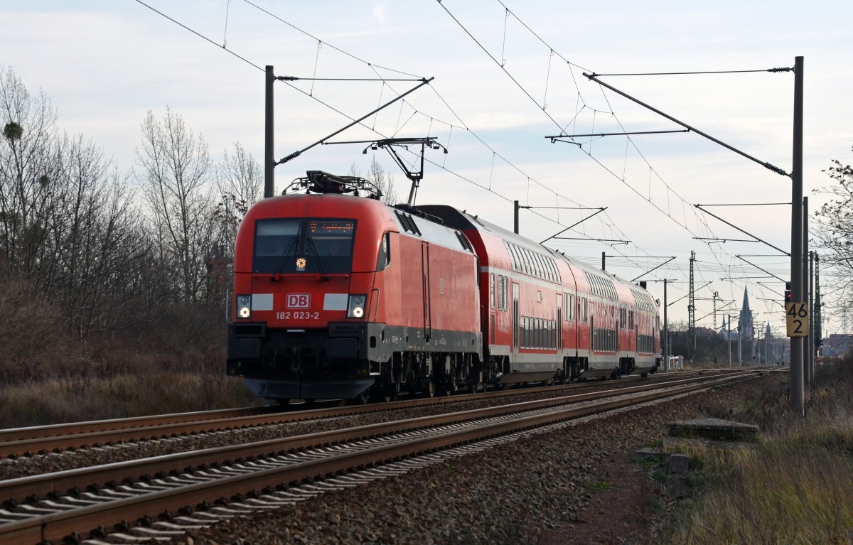 182 023 führte ihre S2 nach Magdeburg am 27.12.15 durch Greppin nach Magdeburg.