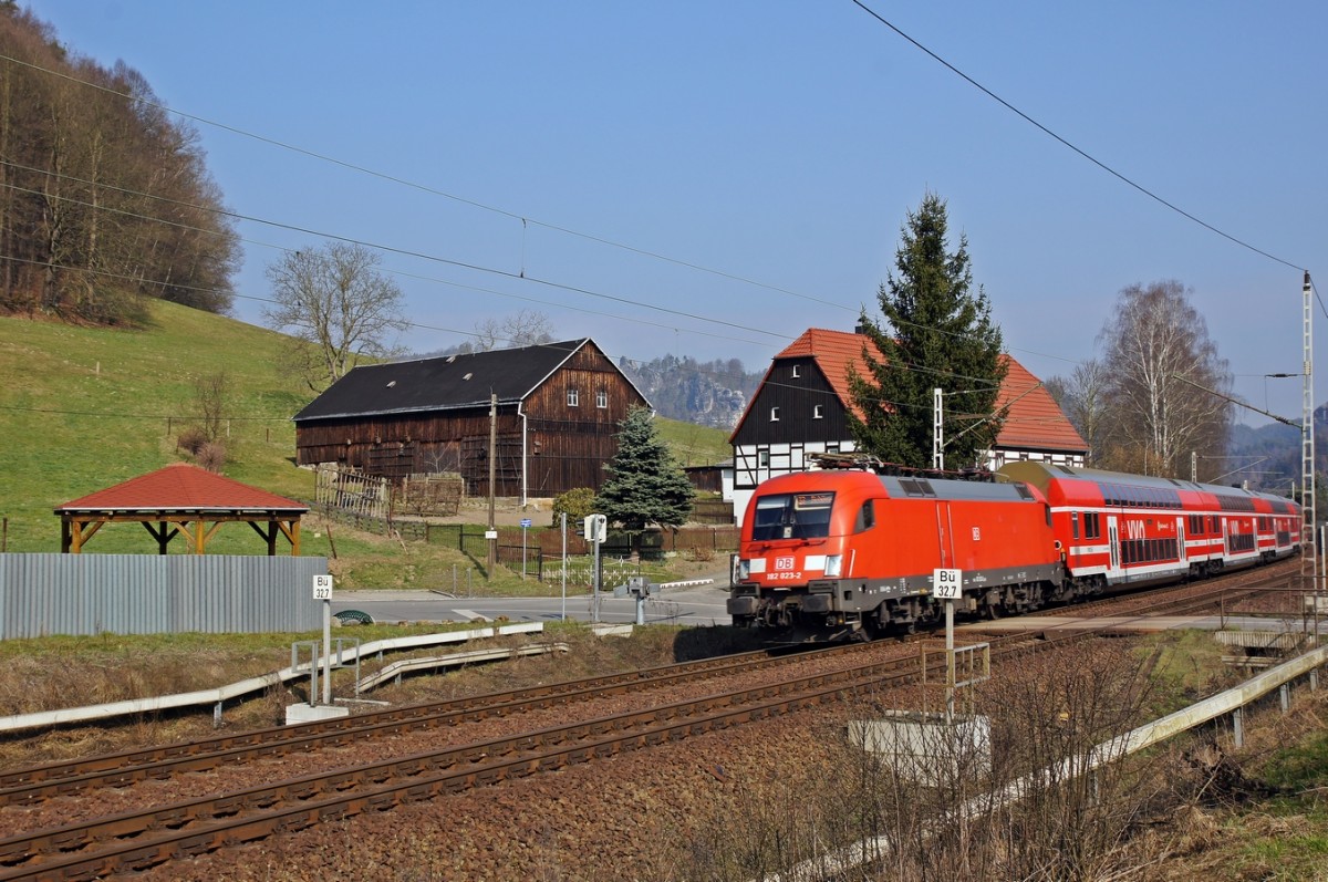 182 023 mit S-Bahn kurz hinter dem Haltepunkt Kurort Rathen . Aufgenommen am 24.03.2015.