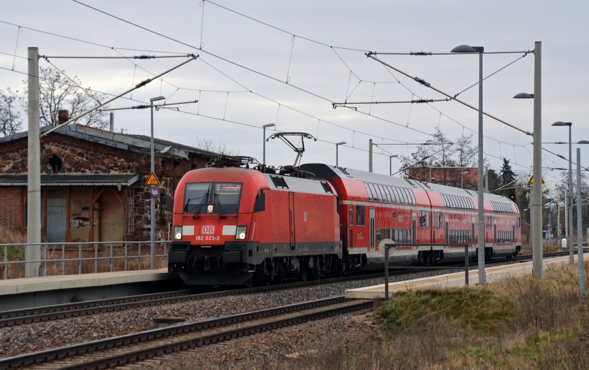 182 023 wartet am 16.02.16 mit einer S2 nach Magdeburg in Raguhn auf die Abfahrt nach Magdeburg. Ab Dessau wird aus der S-Bahn eine Regionalbahn.