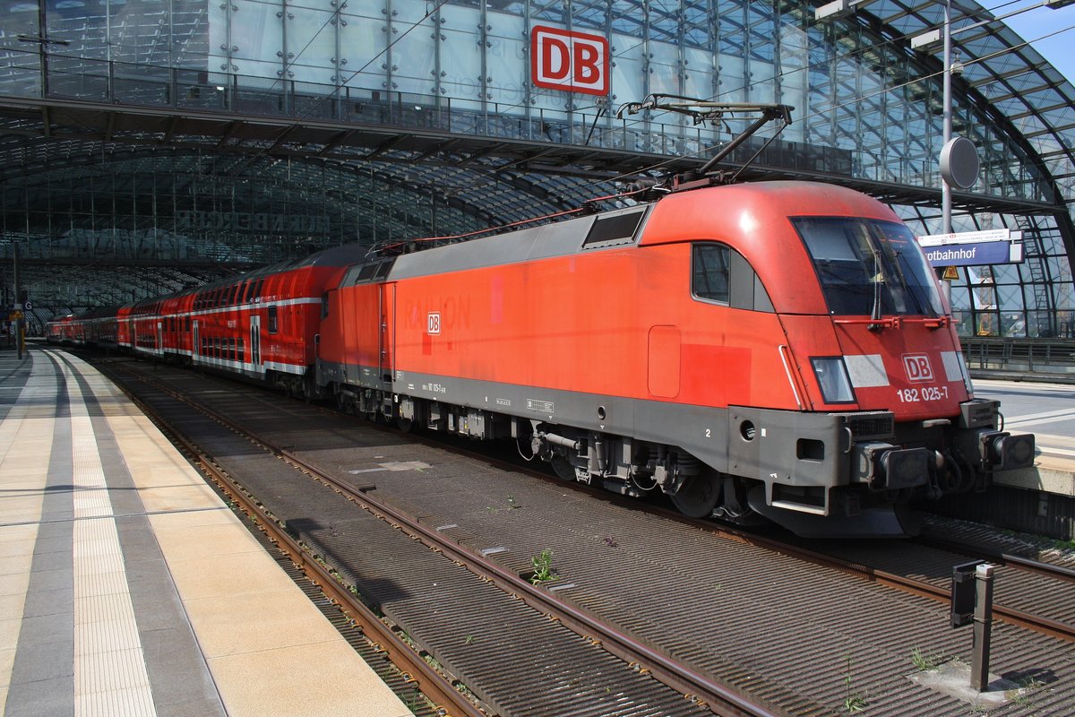 182 025-7 drückt am Nachmittag des 14.5.2017 den RE1 (RE3176) von Frankfurt(Oder) nach Brandenburg Hauptbahnhof in den Berliner Hauptbahnhof. 