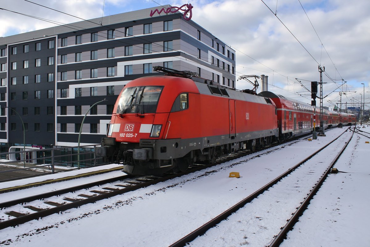 182 025-7 fährt am 13.02.2021 mit dem RE1 (RE3115) von Magdeburg Hauptbahnhof nach Frankfurt(Oder) in den Berliner Ostbahnhof ein. 
