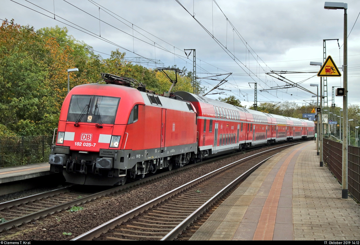 182 025-7 (Siemens ES64U2) von DB Regio Nordost als RE 3121 (RE1) von Magdeburg Hbf nach Eisenhüttenstadt erreicht den Hp Magdeburg Herrenkrug auf der Bahnstrecke Berlin–Magdeburg (KBS 201).
[17.10.2019 | 14:12 Uhr]