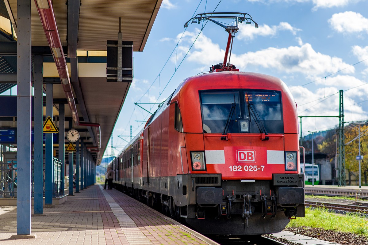 182 025-7 wartet am 27.10.2013 im Eisenacher Hbf auf Abfahrt in Richtung Halle(Saale) Hbf.