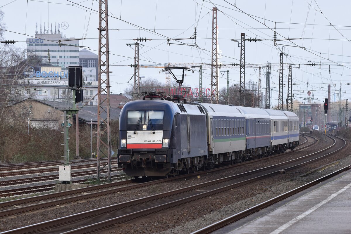 182 026 kommt mit ihrem RE11 Ersatzzug durch Bochum Ehrenfeld gen Essen gefahren. Im Zug befinden sich ein Bomz sowie ein Schlafwagen und 2 Bimz.

Bochum 30.01.2022