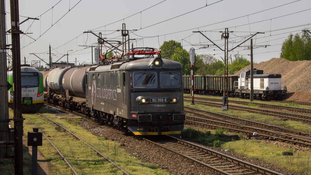 182 058-8 mit einem Kesselzug am 30. April 2018. Aufgenommen in Malkinia (Polen). Im Hntergrund eine SM42 (620 635-7). In Polen wird fleißig in den Schienenausbau investiert. 