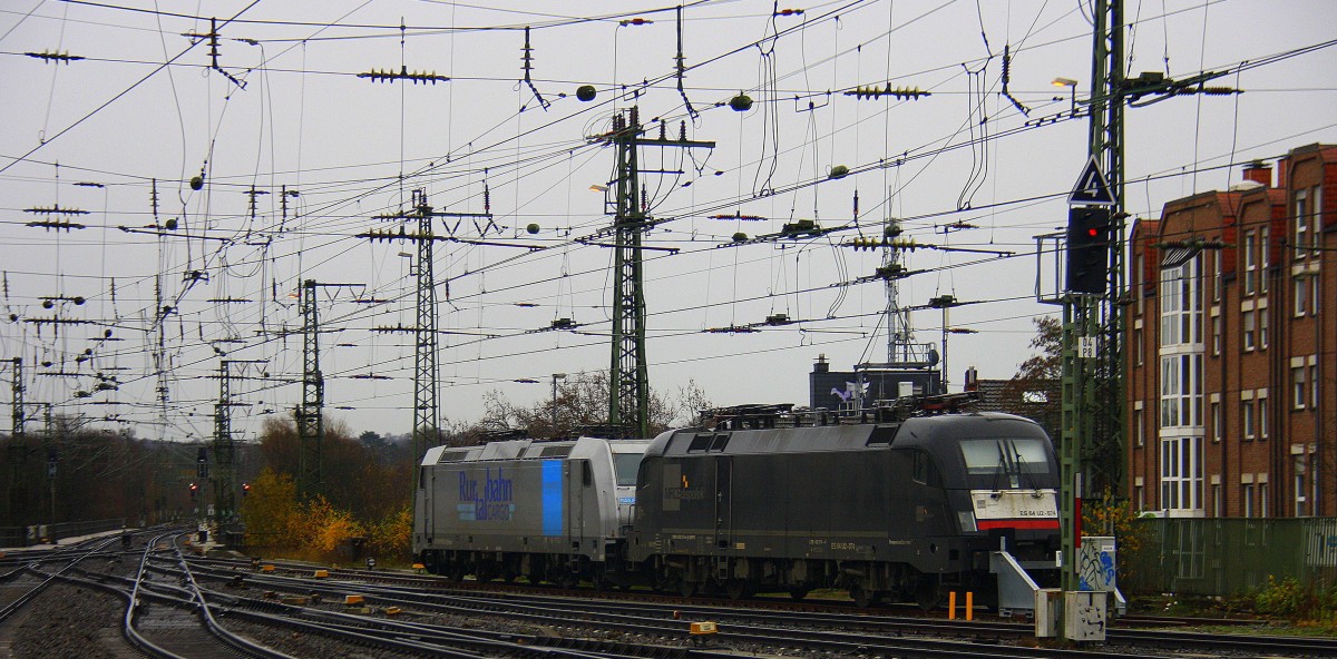 182 074 von MRCE und 185 621-0 von der Rurtalbahn stehen im Aachener-HBF abgestellt bei Regenwetter am Kalten vom 13.12.2014.
