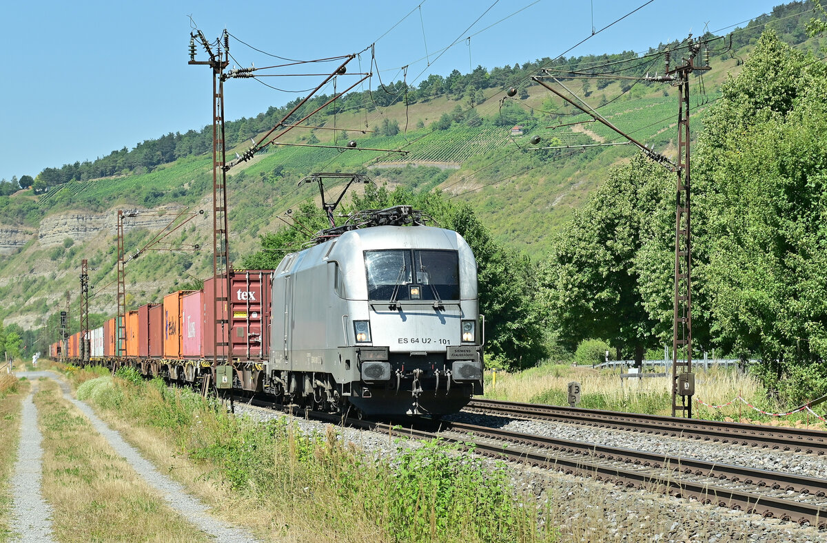 182 101 hat einen Containerzug am Haken als sie mir am 19.7.2022 in Thüngersheim vor die Linse gerät. 