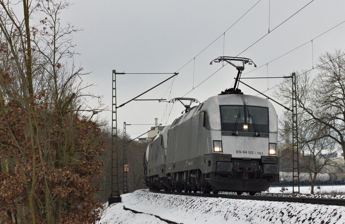 182 501+xxx mit Kesselwagenganzzug am 11.12.2021 bei Amstetten. 