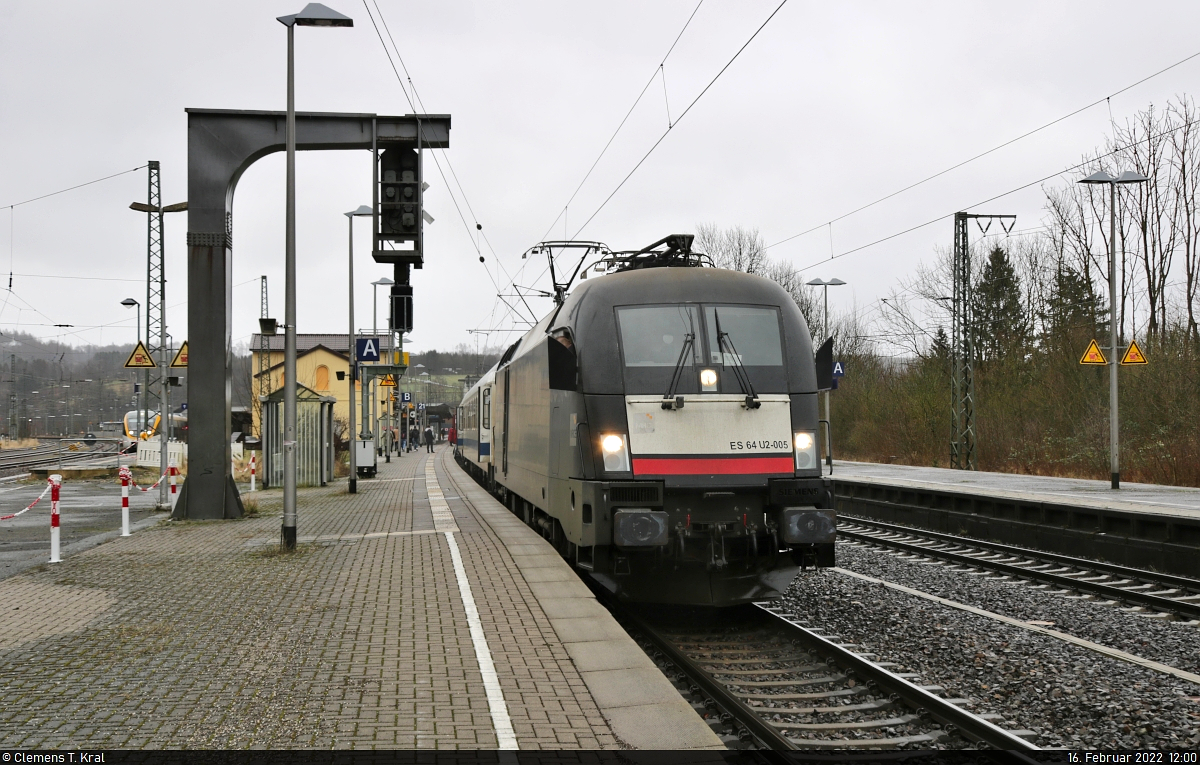 182 505-8 (Siemens ES64U2-005) macht sich im Bahnhof Altenbeken auf Gleis 21 abfahrbereit.

🧰 Mitsui Rail Capital Europe GmbH (MRCE), vermietet an die Lok-Partner Betriebsgesellschaft mbH & Co. KG | Train Rental GmbH (TRI)
🚝 RE 31345 (RE11) Kassel-Wilhelmshöhe–Essen Hbf
🕓 16.2.2022 | 12:00 Uhr