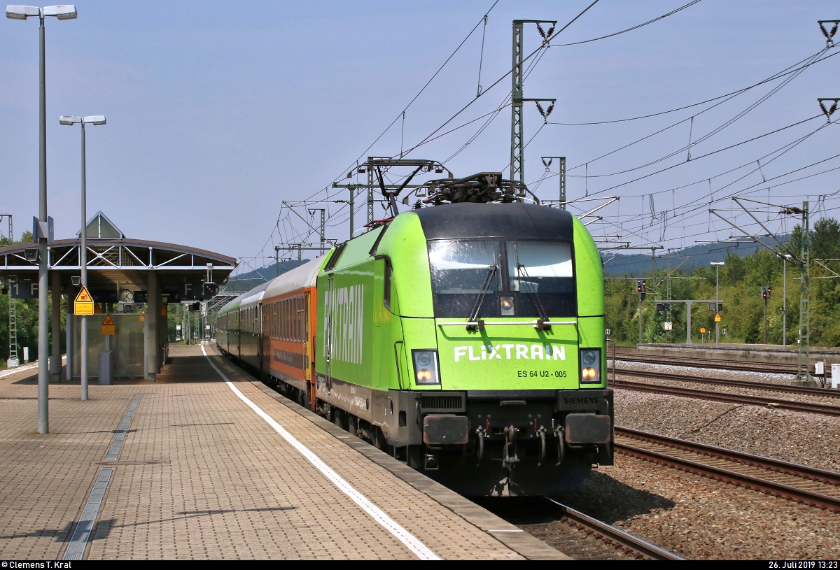 182 505-8 (Siemens ES64U2-005) der Mitsui Rail Capital Europe GmbH (MRCE), vermietet an die LEO Express GmbH, als FLX32621 (FLX 10) von Berlin-Lichtenberg nach Stuttgart Hbf erreicht den Bahnhof Vaihingen(Enz) auf Gleis 2.
[26.7.2019 | 13:23 Uhr]