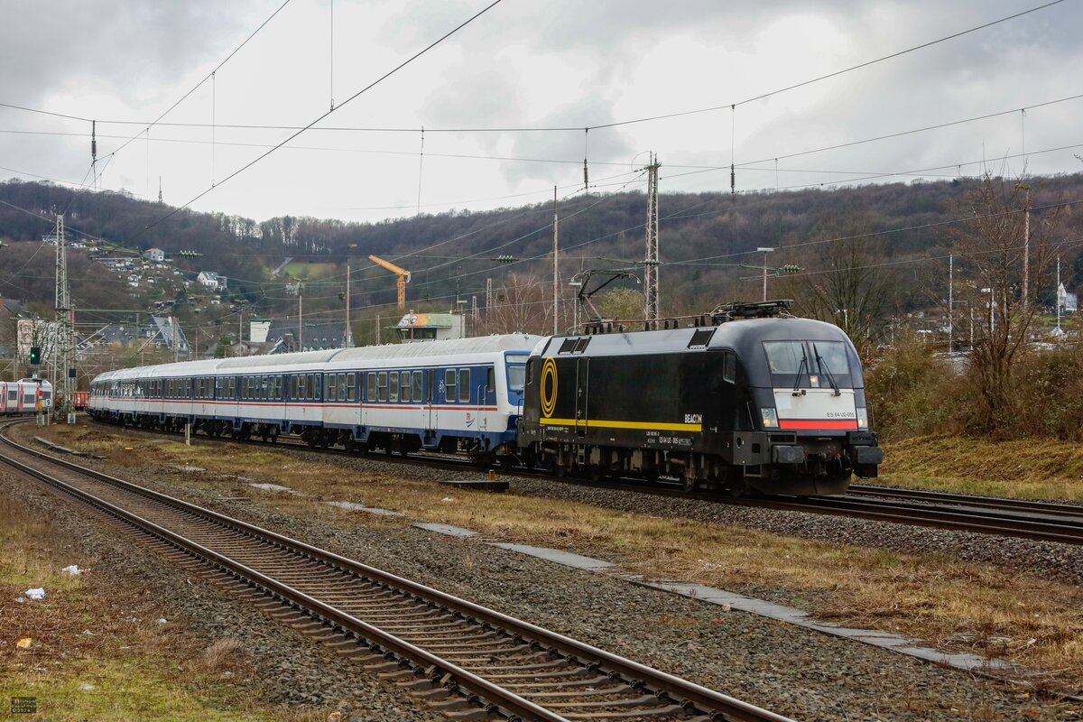182 505 Beacon mit Fußballsonderzug Leerzug nach Bochum in Wuppertal, Februar 2024.