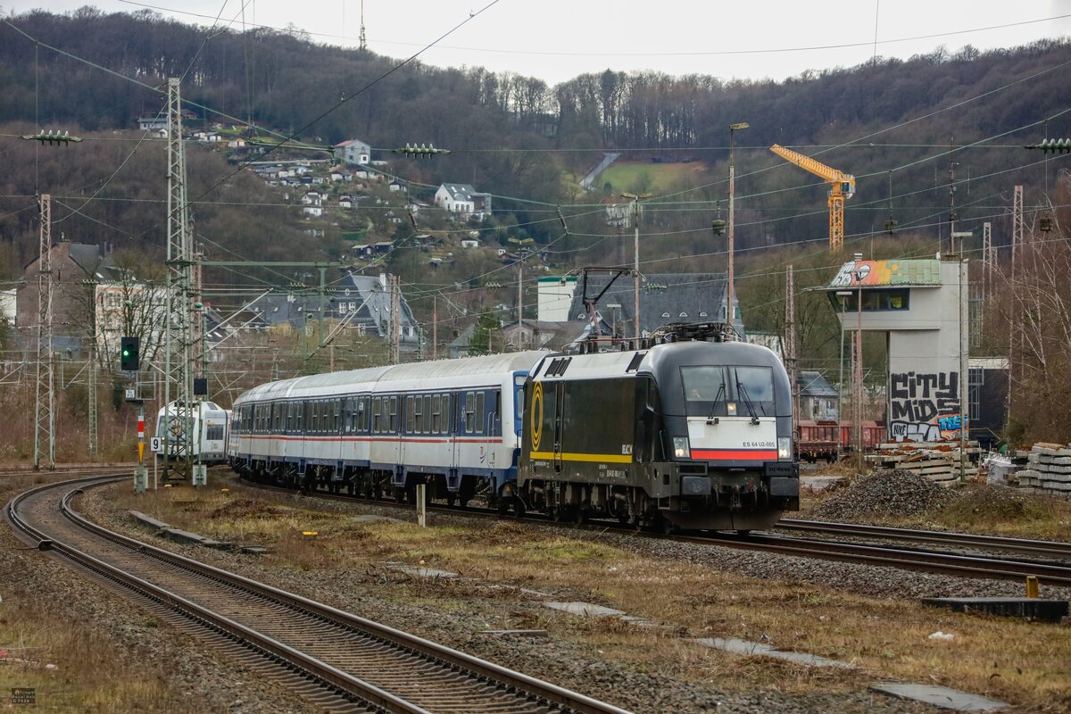 182 505 Beacon Taurus mit Fußballsonderzug Leerzug nach Bochum bei der Durchfahrt in Wuppertal Steinbeck, am 24.02.2024.