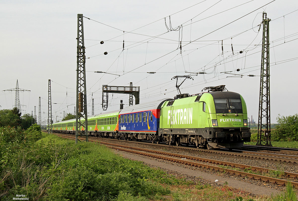 182 505 mit dem Leerpark des Flixtrain aus Hamburg und zusätzlich einem BTE Schlafwagen in Brühl am 12.05.2018