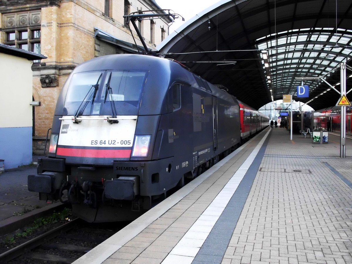 182 505 MRCE mit (A)By-Wagen der Bauart Halberstadt von DB Regio Südost als RB20 von Eisenach hat ihren Endbahnhof Halle(Saale)Hbf auf Gleis 7 erreicht. [24.10.2015]