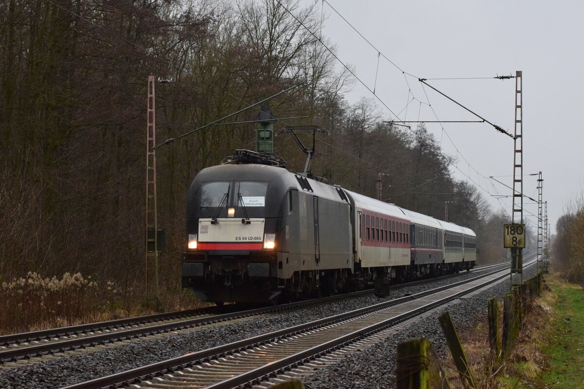 182 505 zieht ihre RE11 Ersatz Garnitur durch Holzwickede und erreicht in Kürze Holzwickede. Im Zug befinden sich alte Schnellzugwagen und ein Schlafwagen.

Holzwickede 03.02.2022