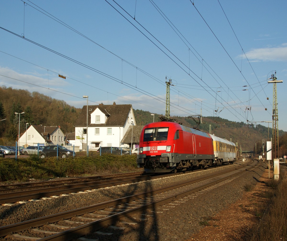 182 506 mit einen Messzug Richtung Fulda am 18.12.13 im Bhf. Bad Hersfeld.
