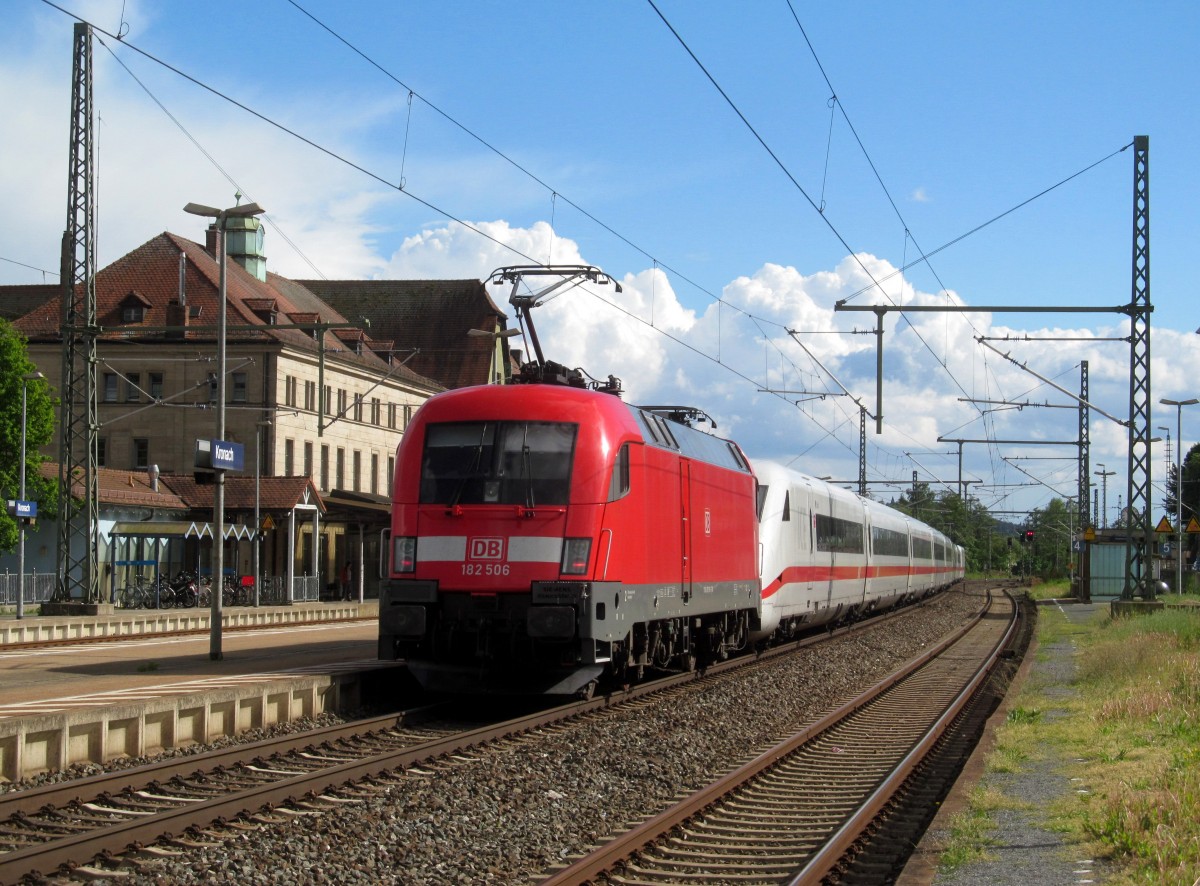 182 506 schiebt am 14. Mai 2014 den 402 035-0  Görlitz  durch Kronach in Richtung Hochstadt-Marktzeuln.