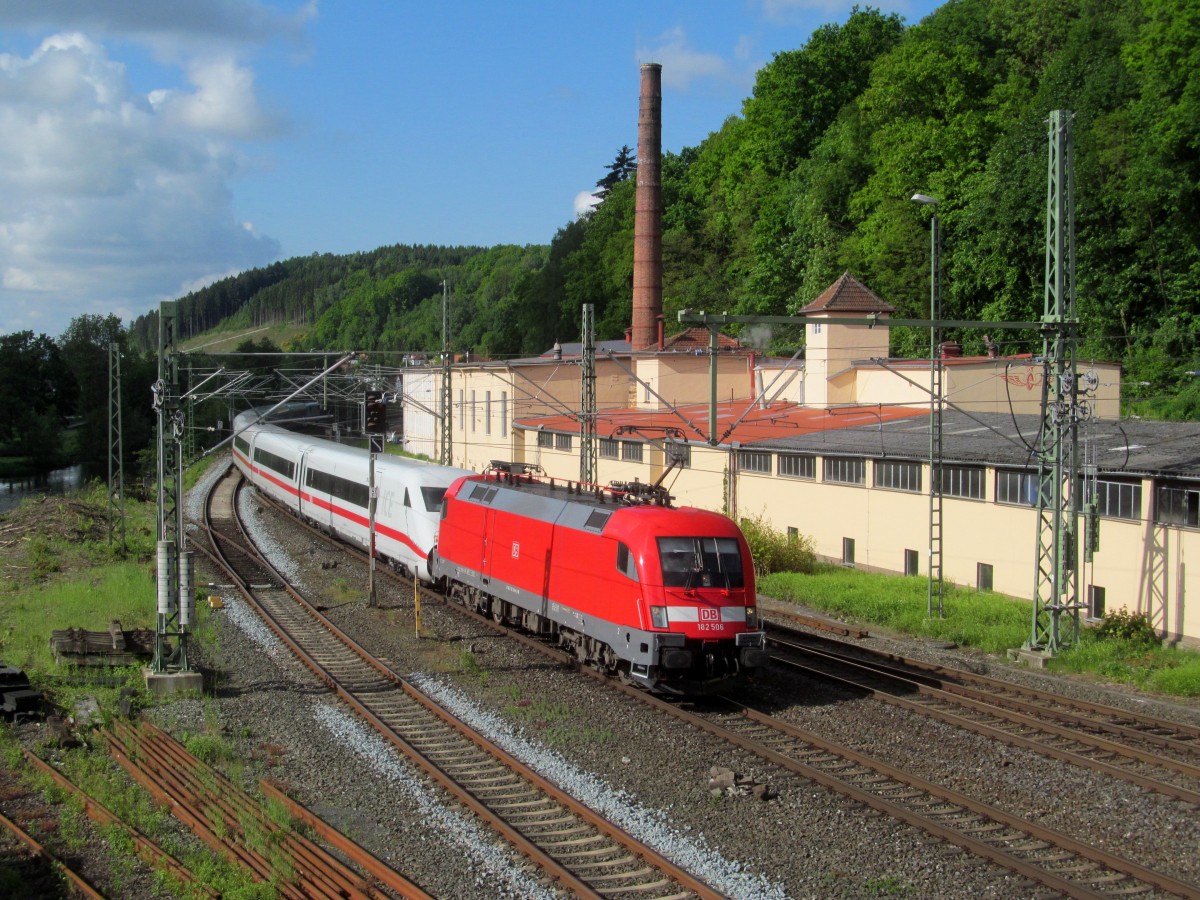 182 506 zieht am 15. Mai 2014 den 402 035-0  Görlitz  durch Kronach in Richtung Probstzella.