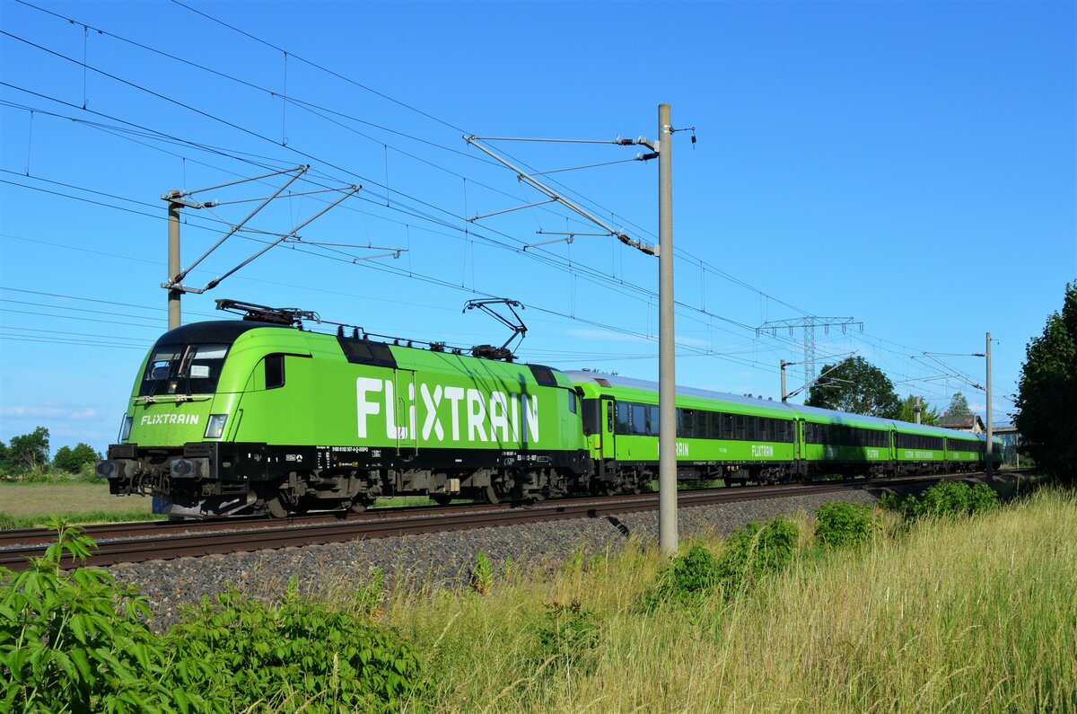182 507-4 zog am 15.06.2021 einen FlixTrain von Berlin nach Hamburg.
Ort: Vietznitz, 15.06.2021