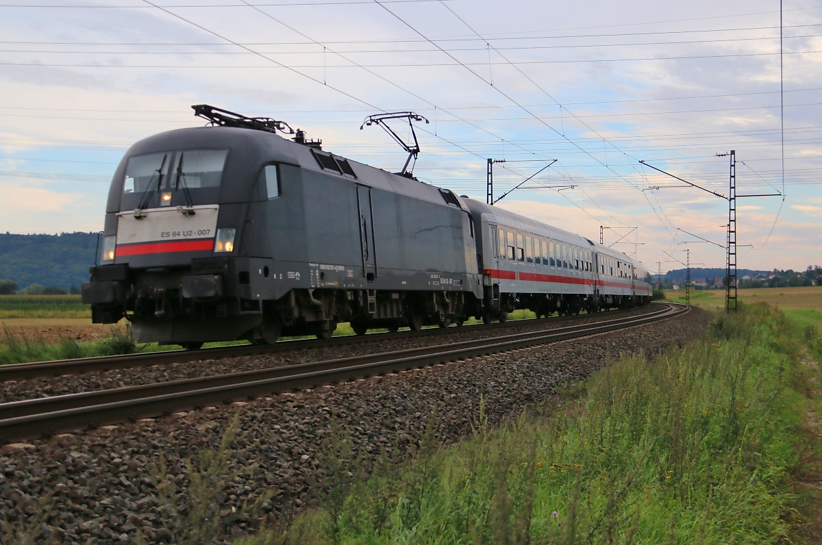 182 507 (ES 64 U2-007) mit IC aus Richtung Bad Hersfeld kommend. Aufgenommen am 27.08.2015 zwischen Ludwigsau-Friedlos und Mecklar.