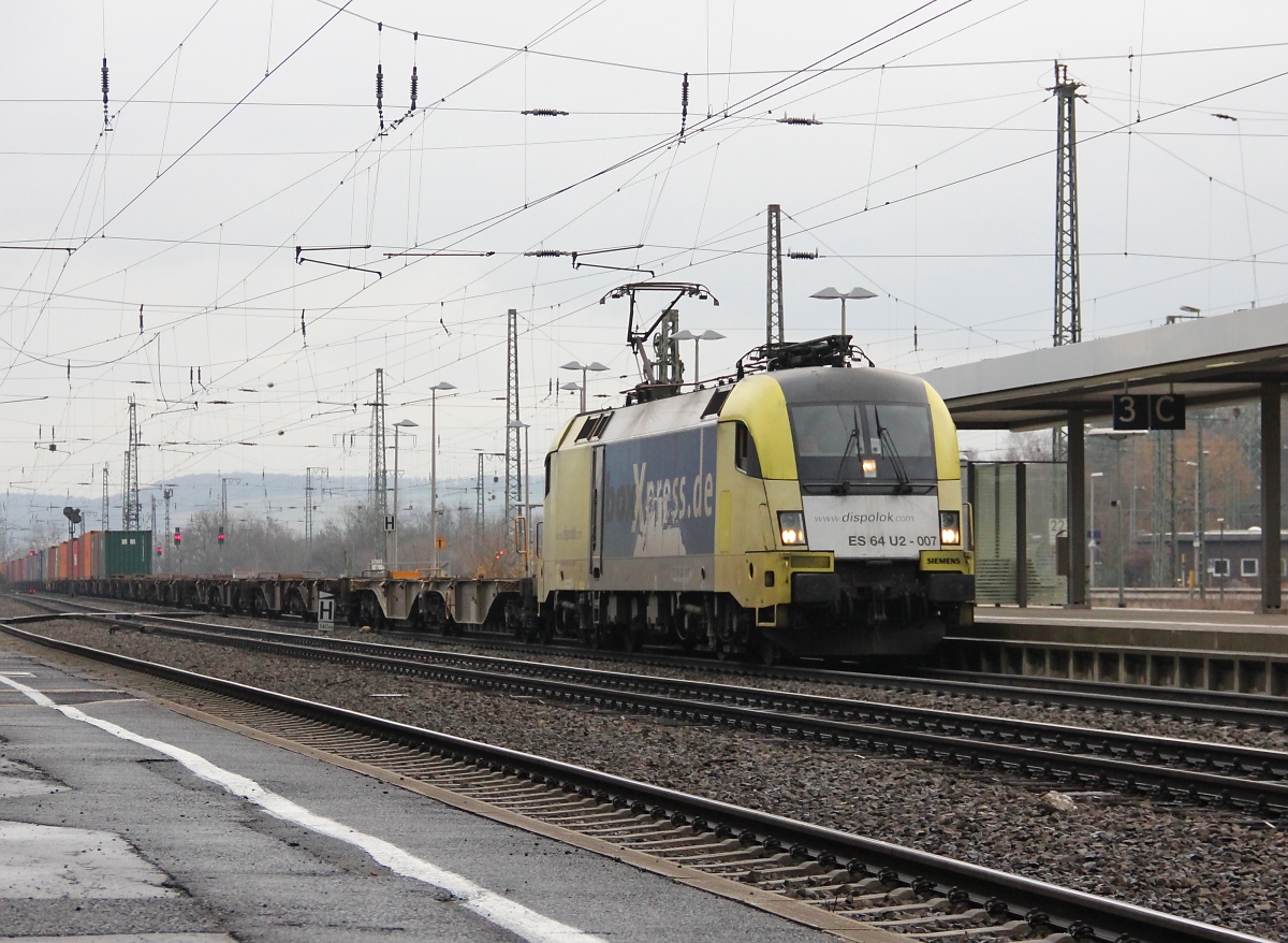 182 507 (ES 64 U2-007) mit Containerzug in Fahrtrichtung Süden. Aufgenommen in Eichenberg am 19.12.2013.