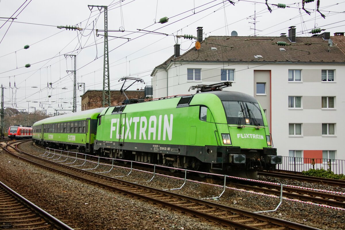 182 507 mit Flixtrain in Düsseldorf Volksgarten, November 2021.