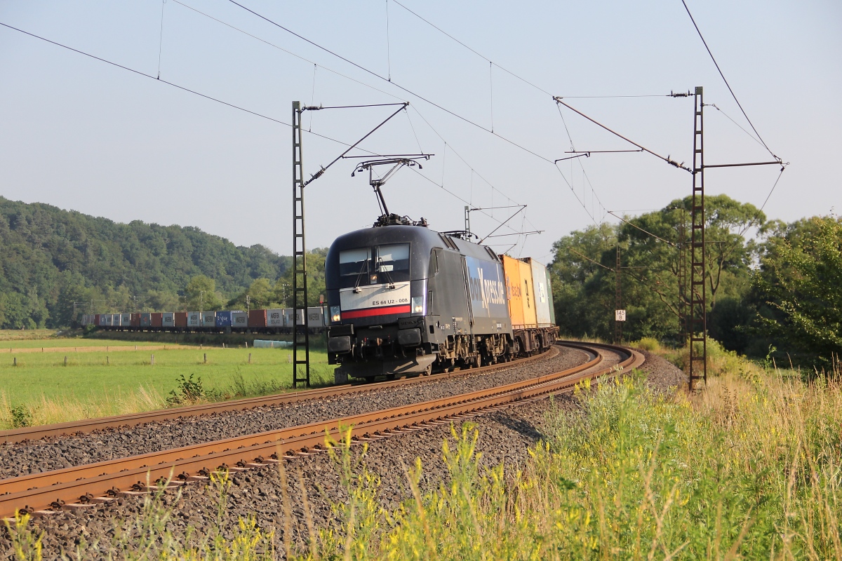 182 508 /ES 64 U2-008) mit Containerzug in Fahrtrichtung Süden. Aufgenommen am 09.07.2013 bei Hermannspiegel.