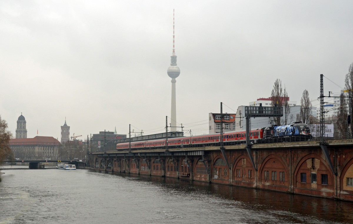 182 509 hat mit dem zweiten IRE aus Hamburg am 28.03.15 Berlin erreicht und ist nun unterwegs zu ihrem letzten Halt am Ostbahnhof. Anschließend wird er in Lichtenberg abgestellt.