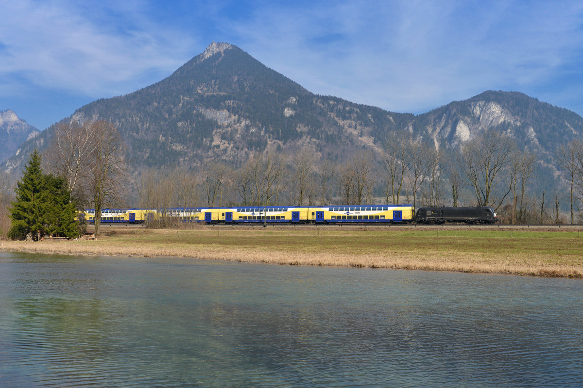 182 509 mit einem Meridian Ersatzzug am 11.03.2014 bei Niederaudorf. 