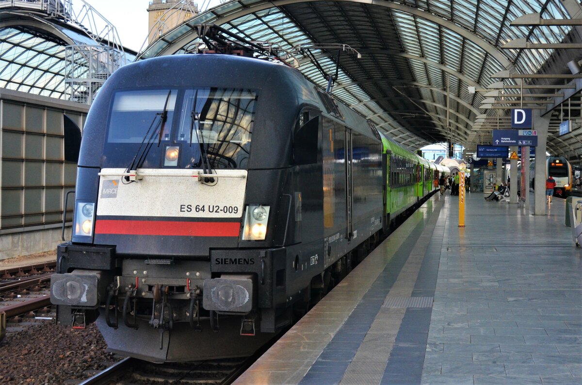 182 509 steht mit einem Flixtrain in Berlin Spandau, um kurz darauf nach Hamburg abzufahren. 
Ort: Berlin Spandau, 12.06.2021
