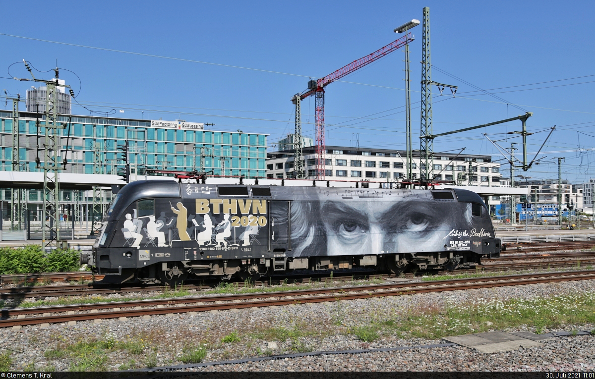182 510-8  Ludwig van Beethoven  (Siemens ES64U2-010) war über mehrere Tage in Stuttgart Hbf abgestellt.
Aufgenommen vom Bahnsteig 13/14.

🧰 Mitsui Rail Capital Europe GmbH (MRCE), vermietet an die Betreiber der Flixtrain-Linien
🕓 30.7.2021 | 11:01 Uhr