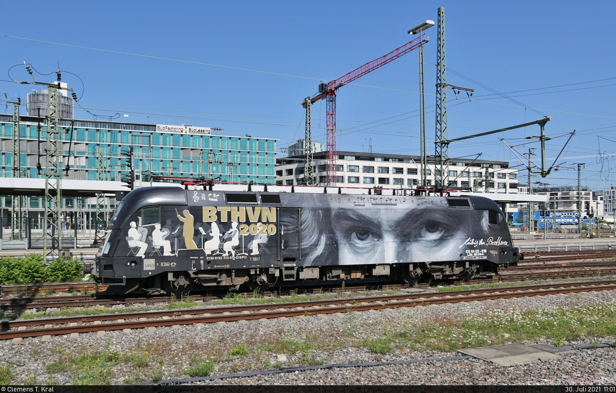 182 510-8  Ludwig van Beethoven  (Siemens ES64U2-010) war über mehrere Tage in Stuttgart Hbf abgestellt.
Aufgenommen vom Bahnsteig 13/14.

🧰 Mitsui Rail Capital Europe GmbH (MRCE), vermietet an die Betreiber der Flixtrain-Linien
🕓 30.7.2021 | 11:01 Uhr