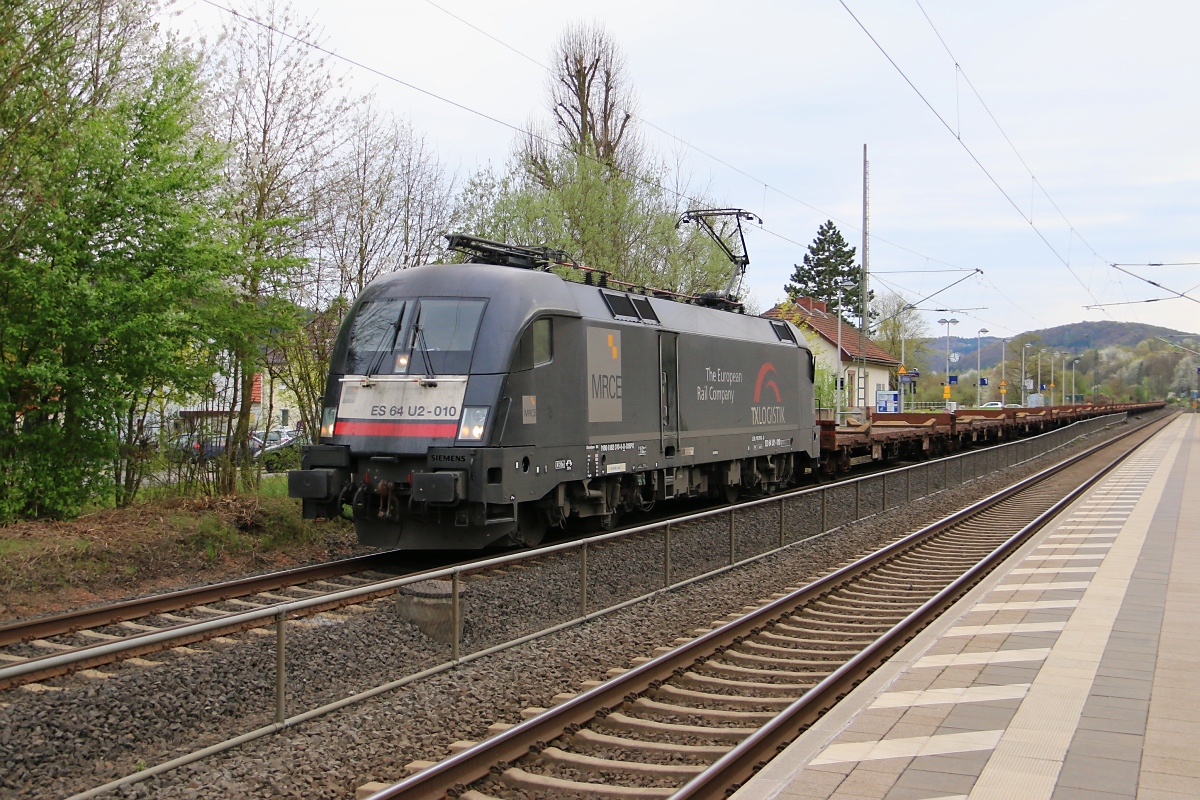 182 510 (ES 64 U2-010) mit leeren Flachwagen in Fahrtrichtung Norden. Aufgenommen am 07.04.2014 in Wehretal-Reichensachsen.