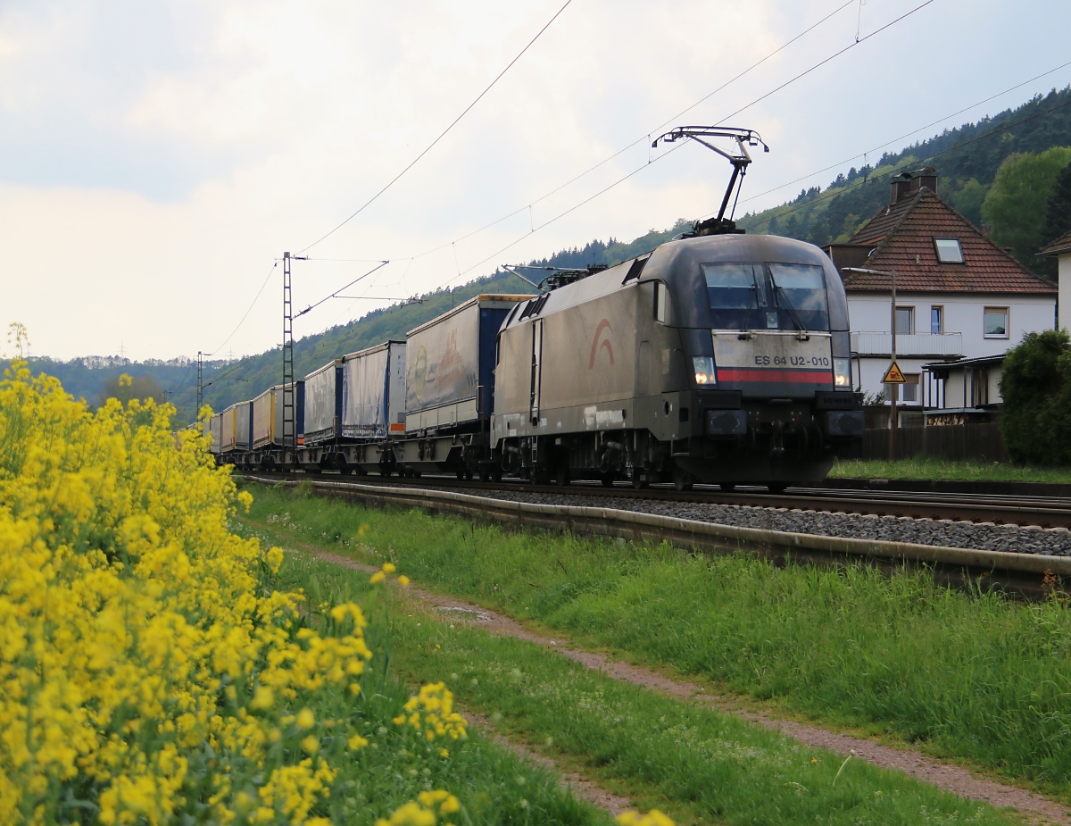 182 510 (ES 64 U2-010) für TX Logistik mit KLV-Zug in Fahrtrichtung Norden. Aufgenommen am 30.04.2014 in Ludwigsau-Friedlos.