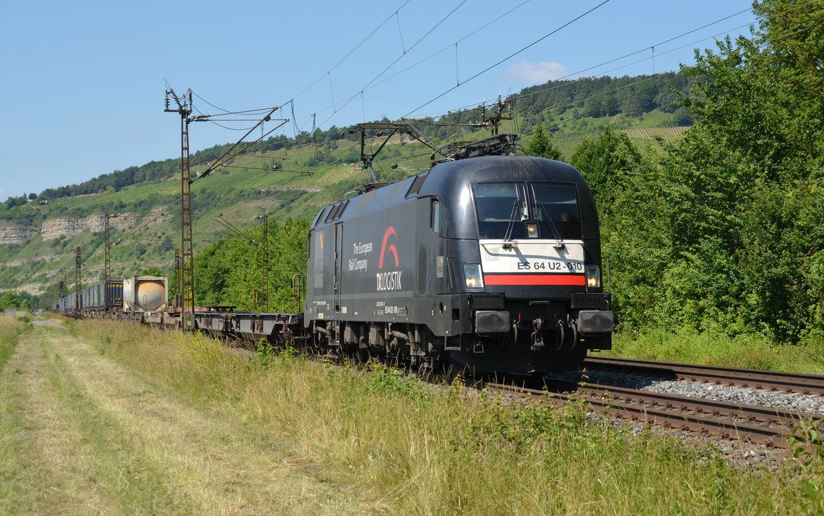 182 510 führte am 14.06.17 einen Zug des kombinierten Verkehrs durch Thüngersheim gen Würzburg.