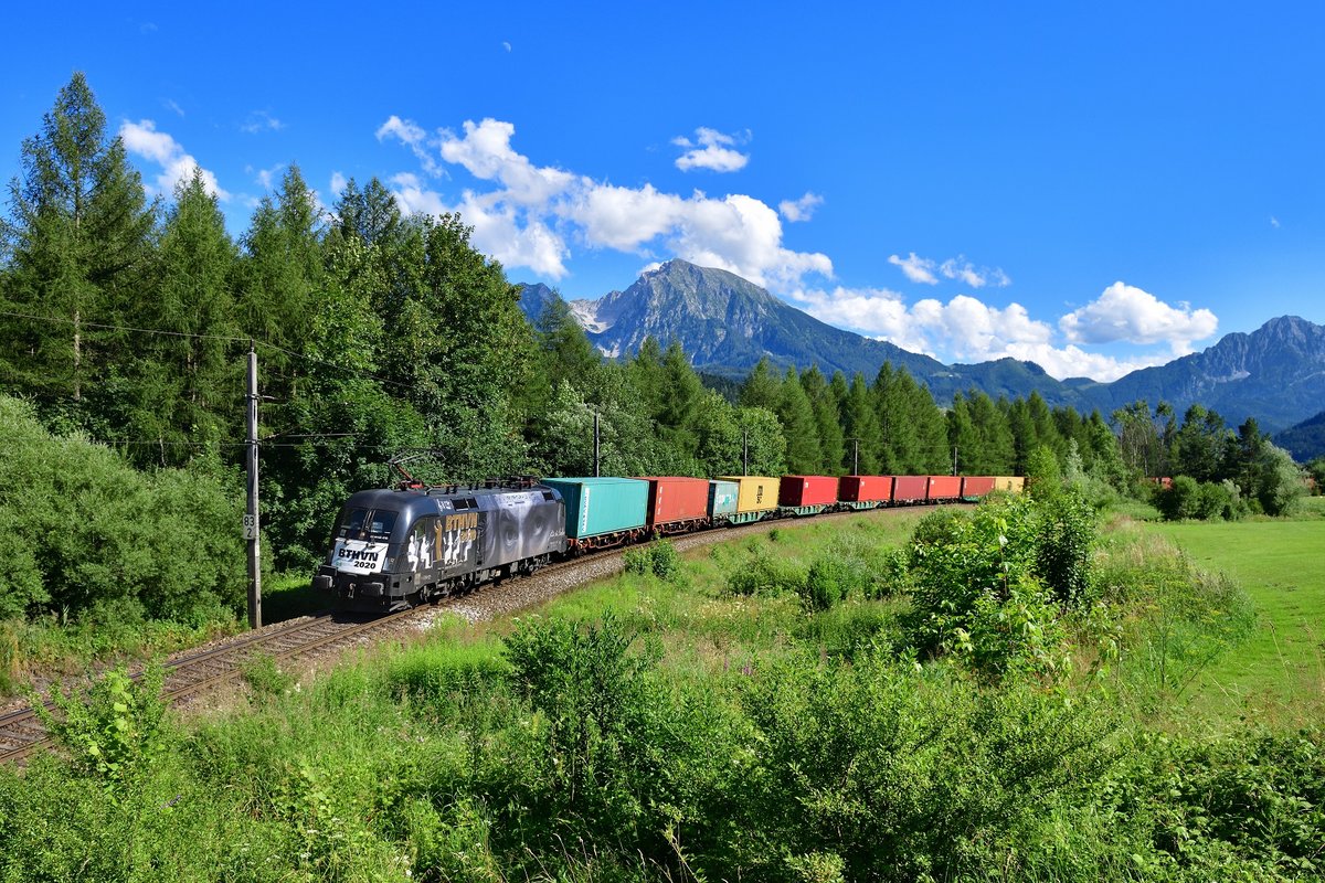 182 510 mit einem Containerzug am 27.07.2020 bei Windischgarsten.