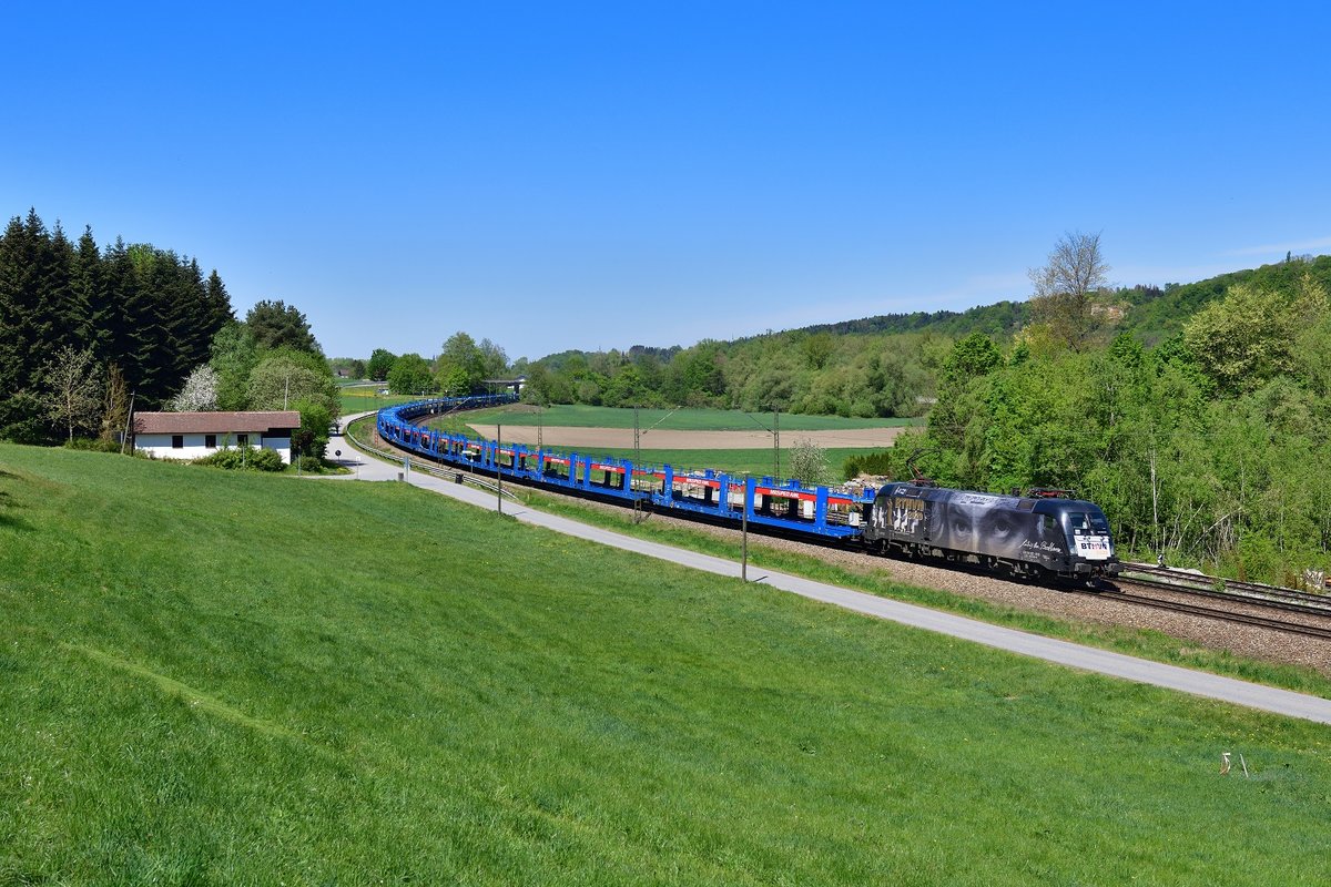 182 510 mit einem leeren Autozug am 25.04.2020 bei Vilshofen.
