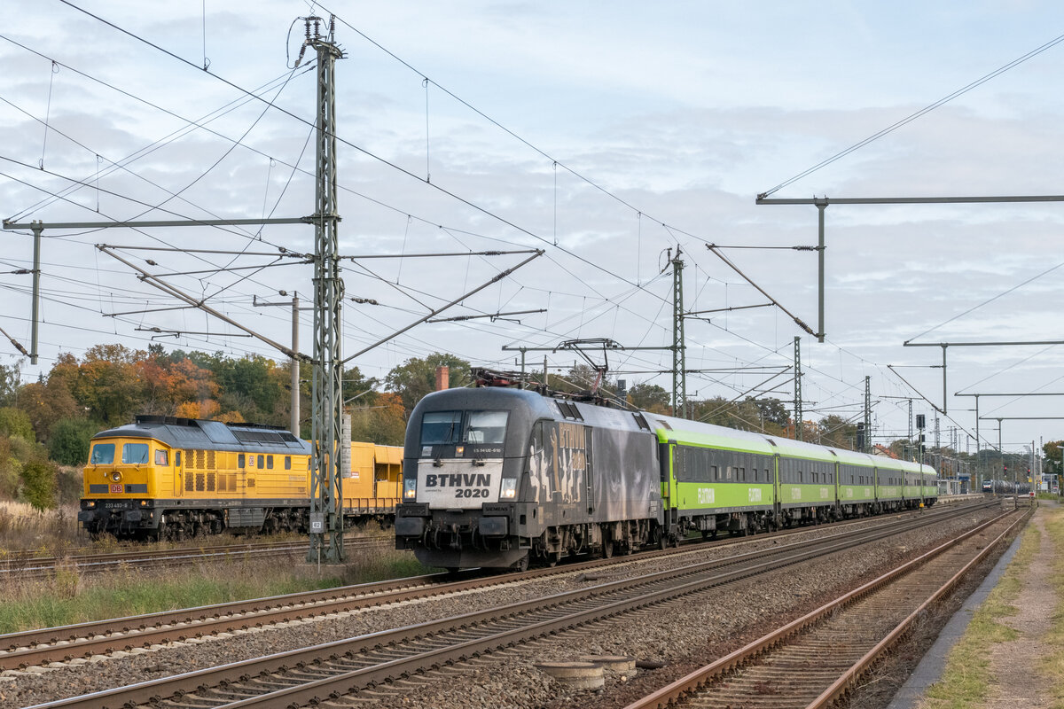 182 510 (MRCE/FLX) überholte am 17.10.2021 DB Bahnbau 233 493, die sich mit einem Bauzug nach Königsborn für die Abfahrt startklar machte.