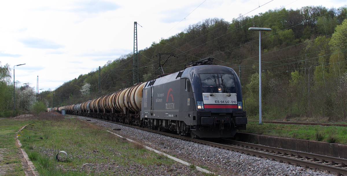 182 510 von TXL kam mit dem Weinzug von Trier nach München kurz vor dem Bahnhof Luisenthal zum Stehen. Langsam beschleunigt der Taurus nun die leeren Kesselwagen wieder. Bahnstrecke 3230 Saarbrücken - Karthaus am 06.04.2014