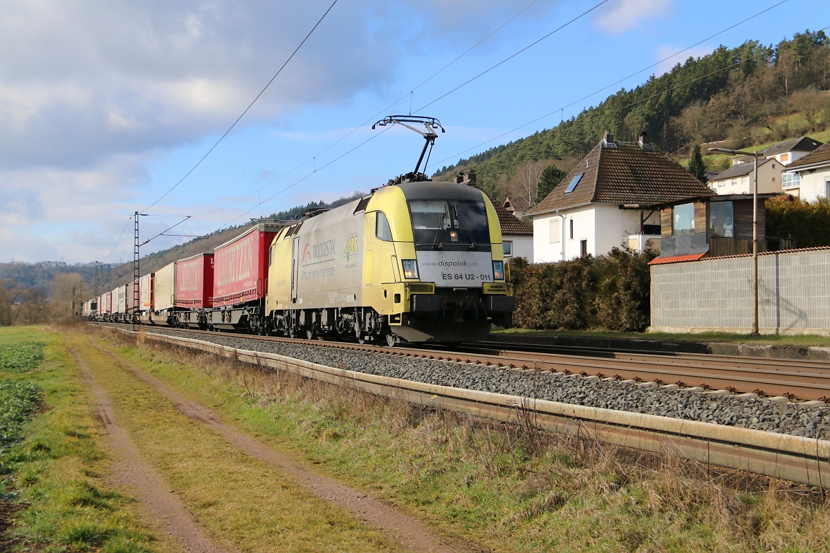 182 511 (ES 64 U2-011) mit KLV-Zug gen Norden. Aufgenommen in Ludwigsau-Friedlos am 22.02.2014.