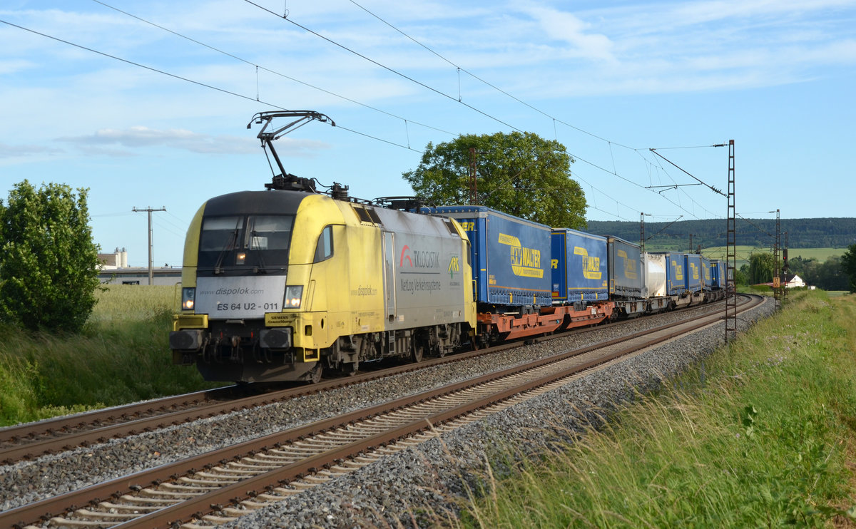 182 511 ist der letzte gelb/silberne Taurus welcher noch auf Deutschlands Schienen anzutreffen ist. Am 12.06.17 zieht der Stier im Auftrag der TX Logistik einen Zug des kombinierten Verkehrs durch Retzbach-Zellingen Richtung Gemünden.