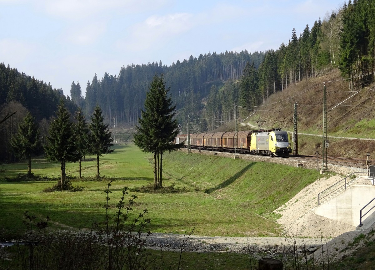 182 511 von TX Logistik ist am 23. April 2015 mit einem Schiebewandwagenzug auf der Frankenwaldbahn zwischen Förtschendorf und Steinbach am Wald unterwegs.