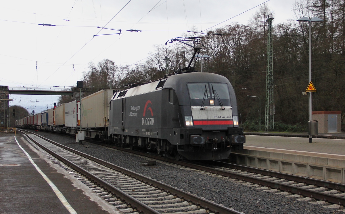 182 512 (ES 64 U2-012) mit Containerzug in Fahrtrichtung Norden. Aufgenommen in Eichenberg am 28.12.2013.