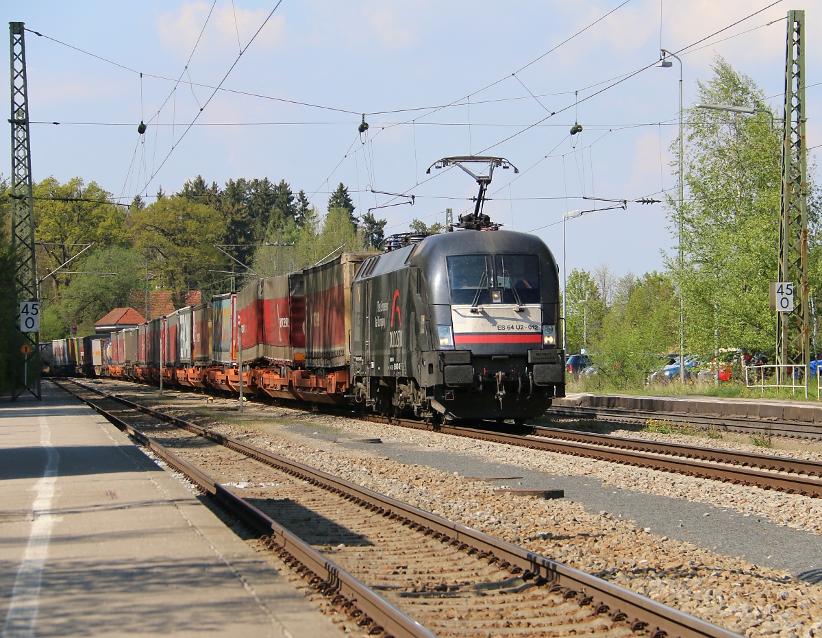182 512 (ES 64 U2-012) mit KLV-Zug in Fahrtrichtung Rosenheim. Aufgenommen in Aßling am 24.04.2014.