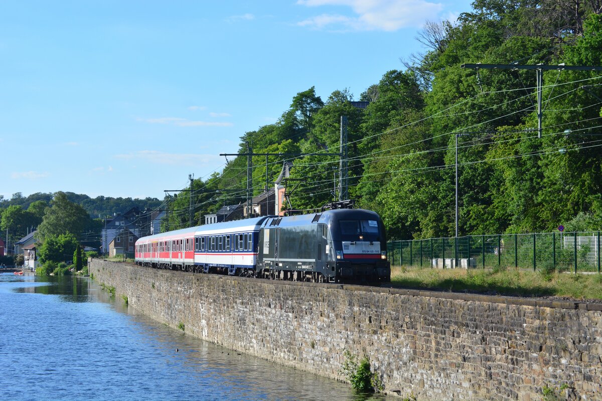 182 512 fährt mit einem Ersatzzug als S3 nach Hattingen an der Ruhr entlang.

Bochum Dahlhausen 30.05.2020
