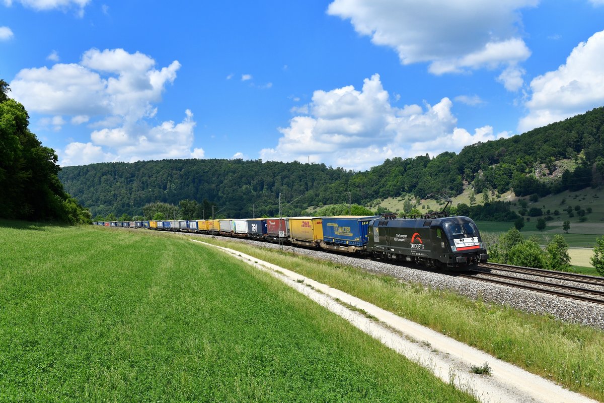 182 512 mit einem KLV am 18.06.2019 bei Obereichstätt. 