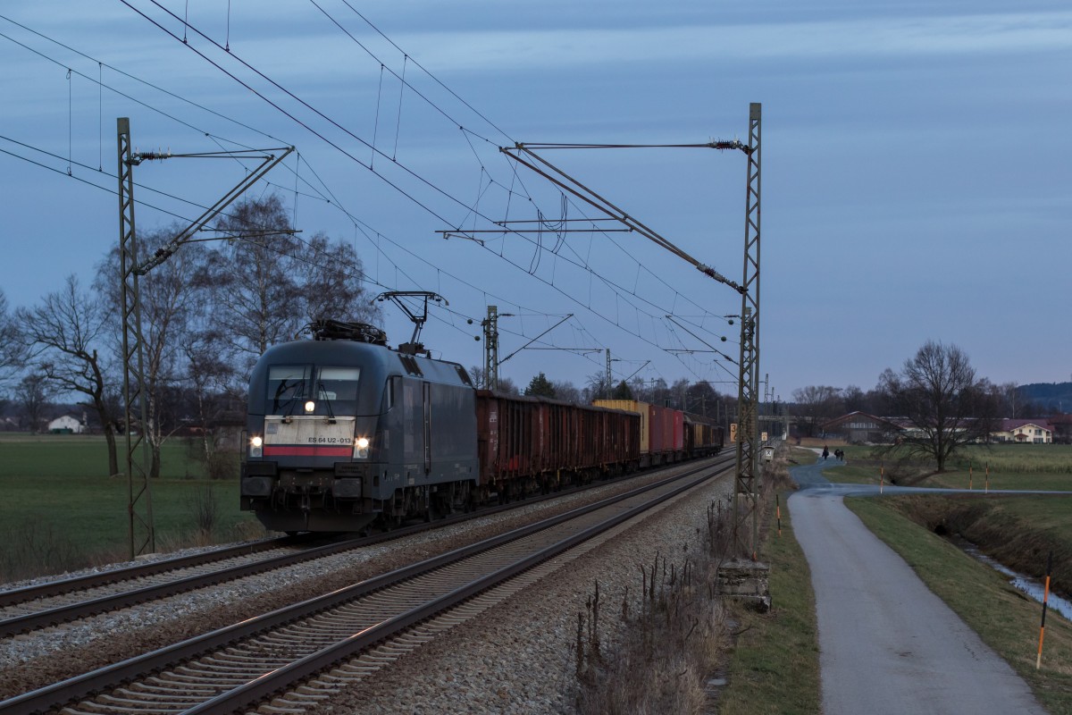 182 513 von MRCE / DB Schenker mit der Übergabe 56498 von Traunstein nach Rosenheim am 11. Dezember 2015 bei Übersee.