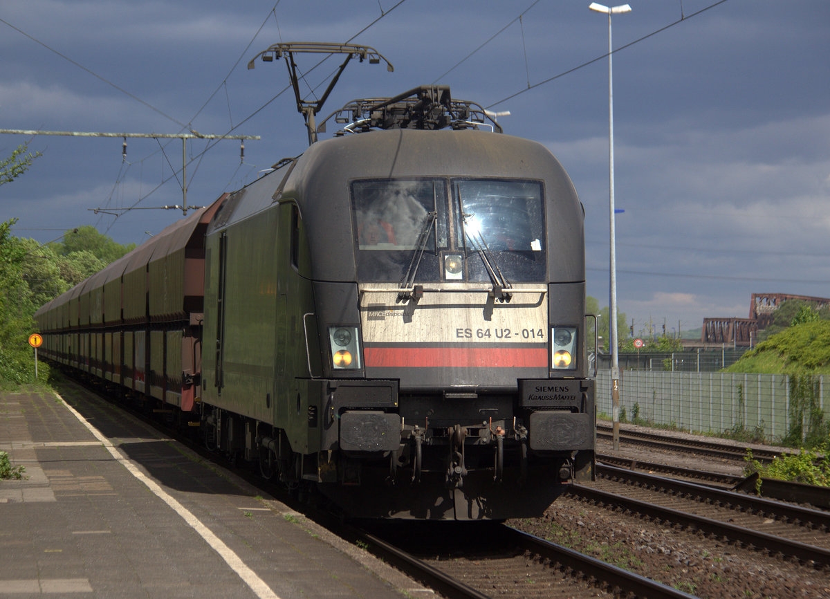 182 514-0 von MRCE/NIAG kommt mit einem Kohlenleerzug aus Heilbronn(D) nach Moers(Gbf)(D)  und kommt aus Richtung Duisburg-Hochfeld-Süd und fährt durch Duisburg-Rheinhausen-Ost in Richtung Duisburg-Rheinhausen,Rheinhausen,Moers.
Aufgenommen vom Bahnsteig in Duisburg-Rheinhausen-Ost. 
Bei Sonne und Regenwolken am Nachmittag vom 30.4.2018.